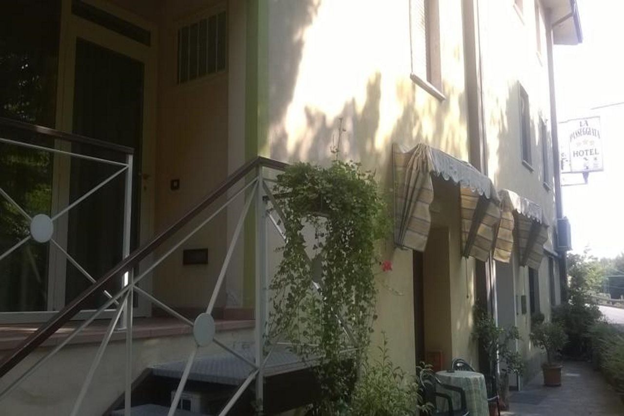 Hotel La Passeggiata Desenzano del Garda Exterior photo