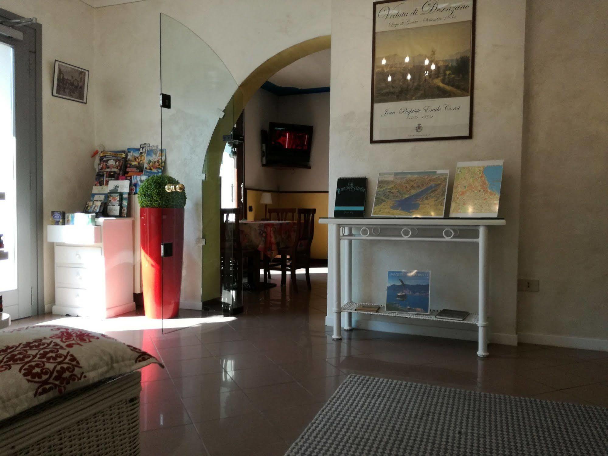 Hotel La Passeggiata Desenzano del Garda Exterior photo